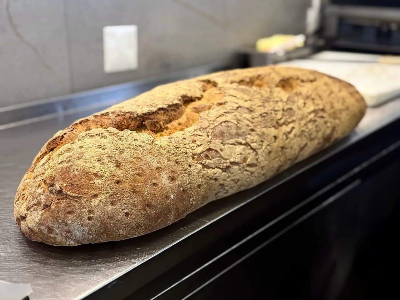 Pão artesanal de um metro acabado de sair do forno