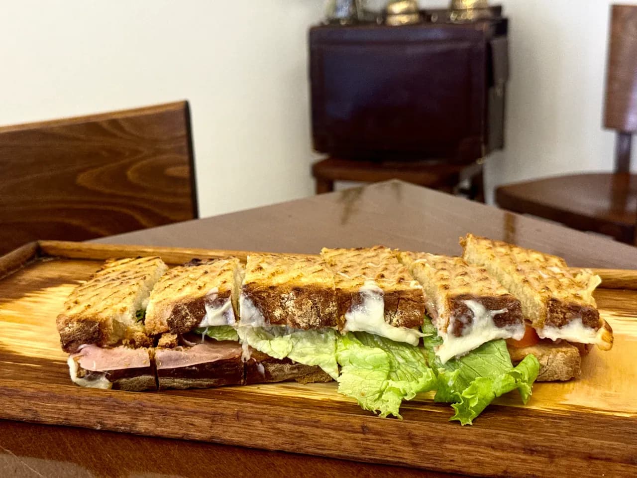 Tostas a metro servidas em tábua de madeira